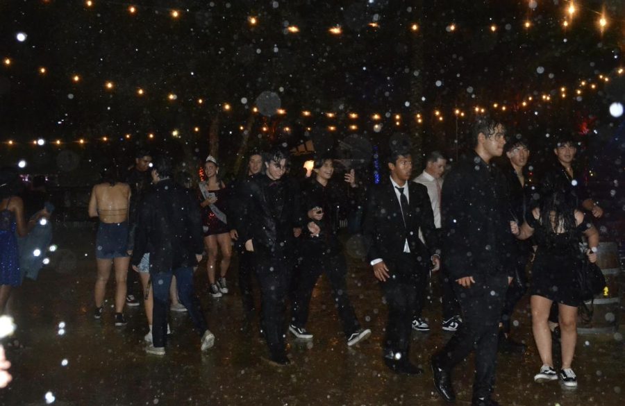 Students walking through the rain at homecoming
