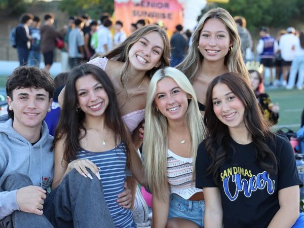 Photos of Seniors at Senior Sunrise (PC: Instagram @sdhs.25)