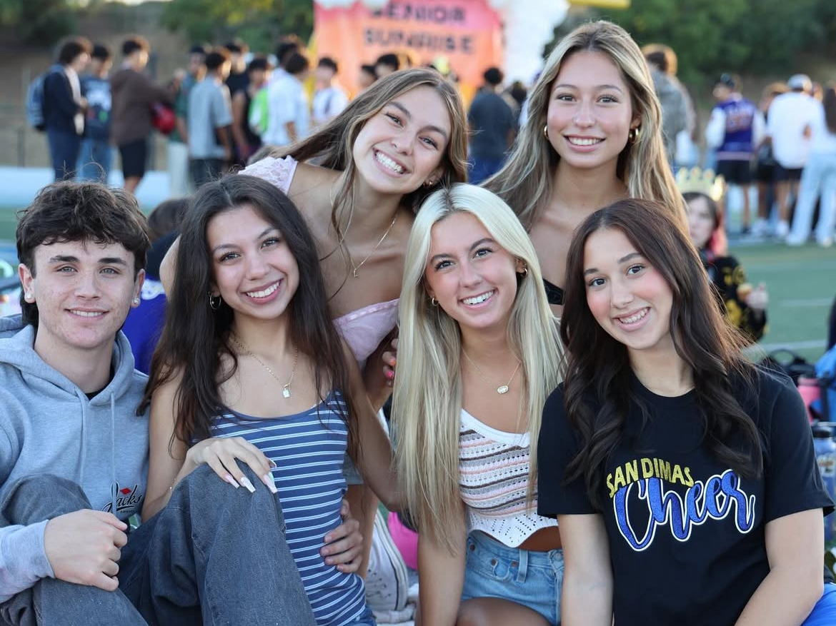 Photos of Seniors at Senior Sunrise (PC: Instagram @sdhs.25)